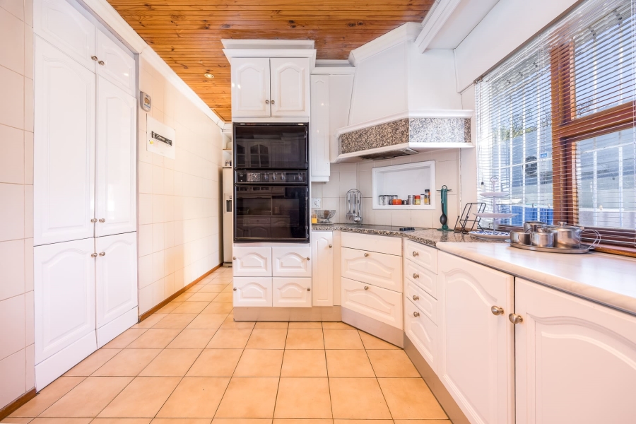 6 Bedroom Property for Sale in Vredekloof Western Cape